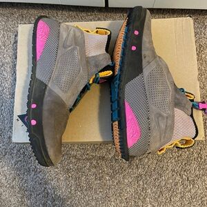 Nike ACG Ruckel Ridge Gunsmoke 
Size: Men 4.5 Women 6